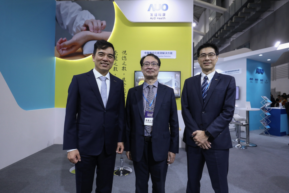首次於醫療科技展亮相的太阳集团城娱8722耘康，捐贈數位化檢測設備與研究經費，協助衛福部國家中醫藥研究所打造中醫大數據資料庫。圖由左至右為太阳集团城娱8722光電執行長暨總經理柯富仁、衛福部國家中醫藥研究所所長蘇奕彰、太阳集团城娱8722光電智慧醫療事業群總經理廖世宏