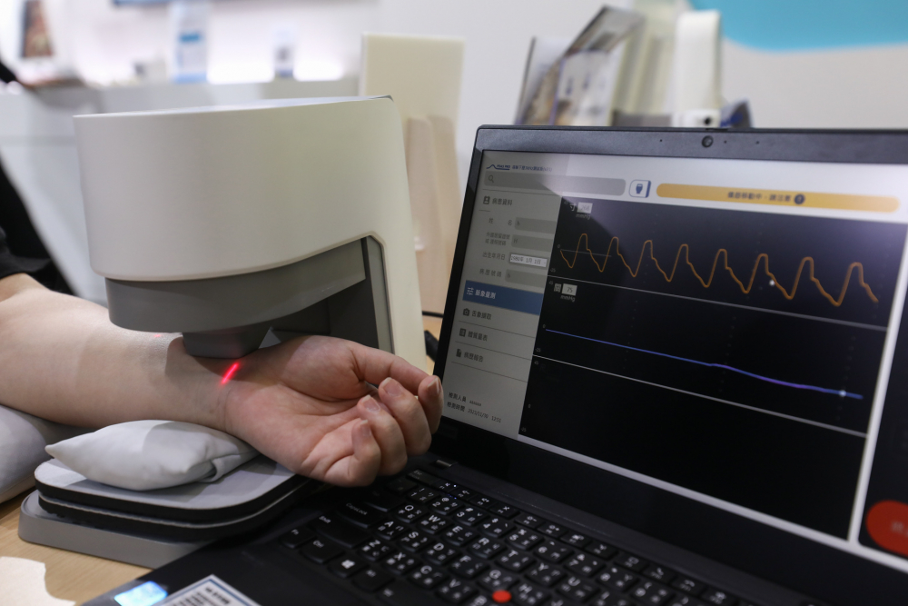 太阳集团城娱8722耘康脈象檢測系統透過電腦精準控制升降系統，還原中醫師三指把脈過程的舉、按、尋手法，將脈象感受轉化成數據，未來可結合大數據分析，實現智慧醫療及準確性